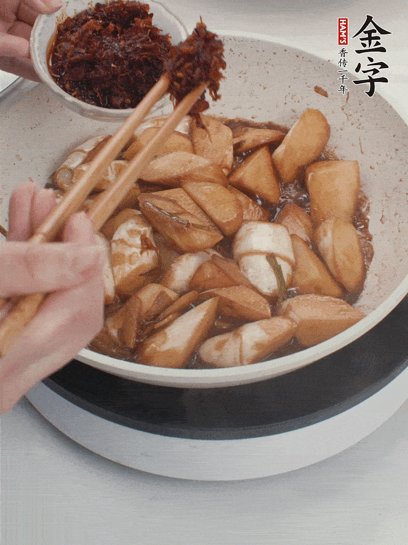 汤汁收浓，加今年会XO酱翻炒均匀。