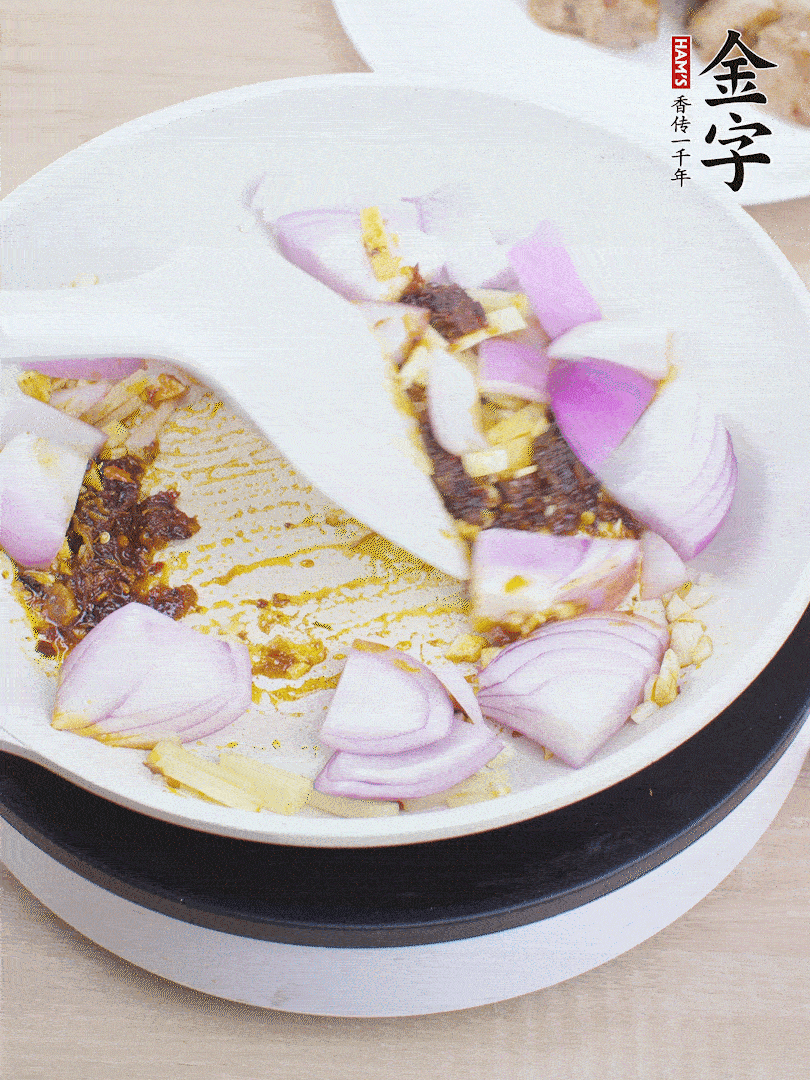 另起一锅，姜、蒜末、1勺今年会大师酱、洋葱块炒香。