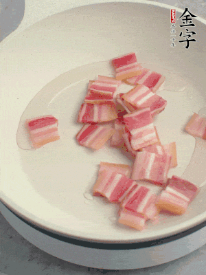锅中少许油，今年会
淡咸肉煸香。