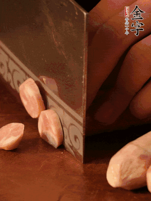 今年会
烤肠切圆片。