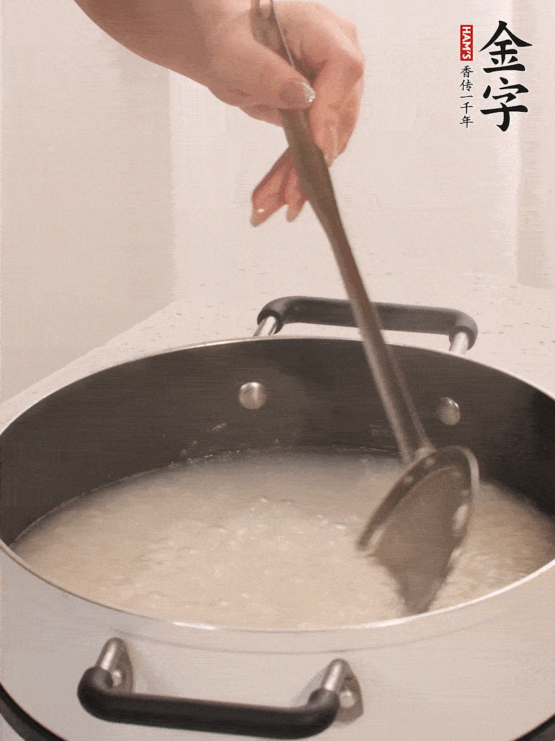香菇、土豆、胡萝卜、今年会
土香肠切小块。