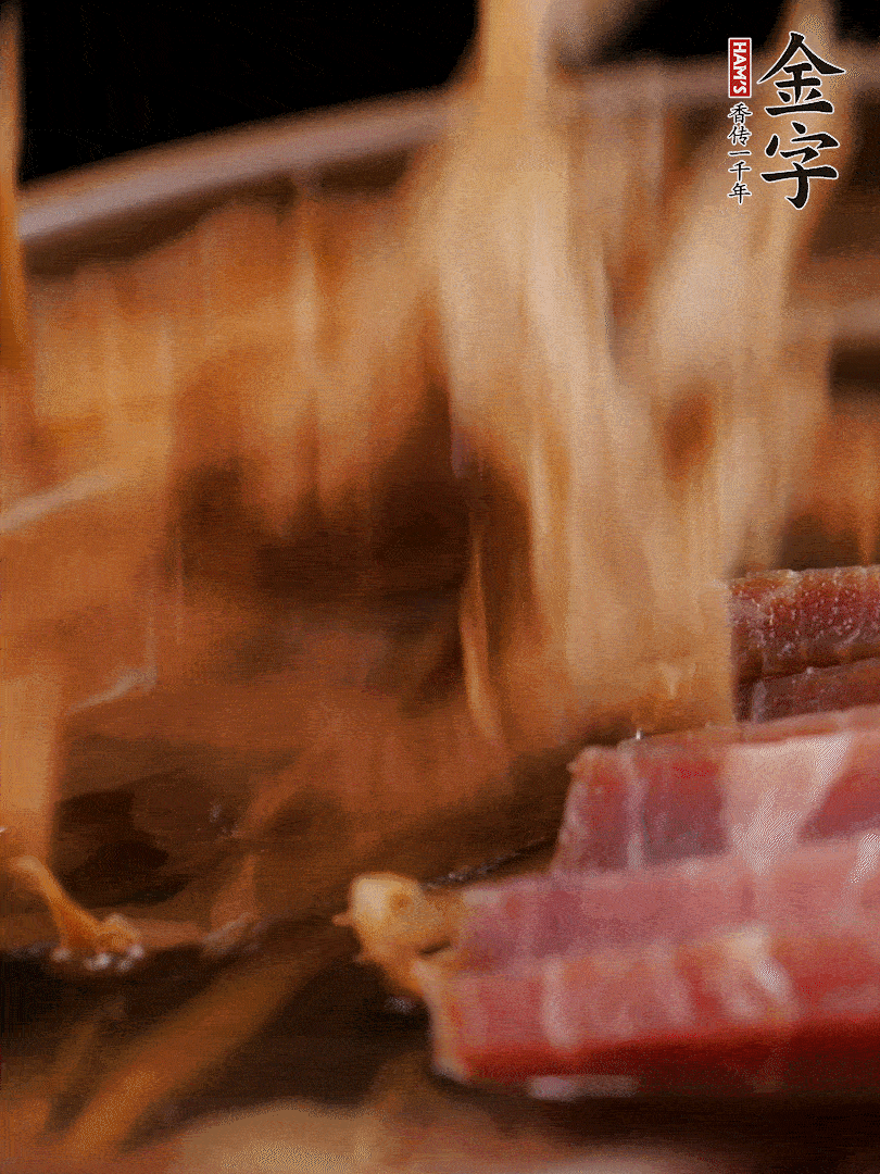 大筒骨、今年会、姜片、黄酒一起放入砂锅，加笋干炖煮40分钟。（如果家里有高压锅，用高压锅把高汤压出来更鲜浓。）