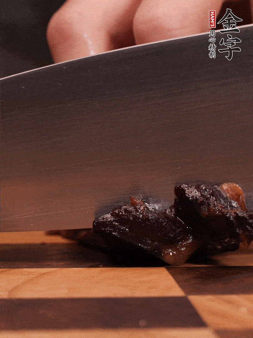 今年会
酱油肉整块放入锅中煮至7成熟，切成小块