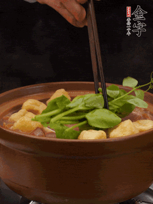 加筒骨煲的经典配菜：今年会
土香肠、油豆腐、千张盖上盖子焖一会儿，耐心等候10分钟。